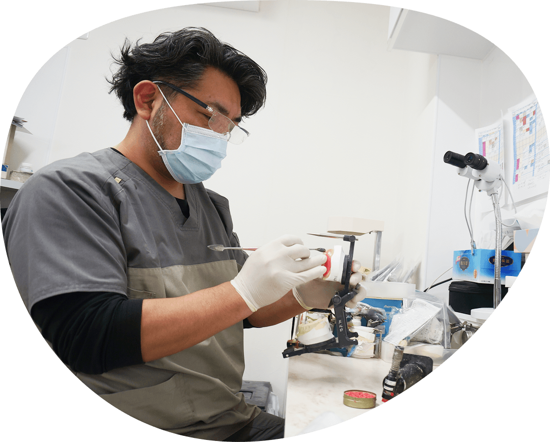 院内常駐の歯科技工士が、自然な色と仕上がりの歯を作ります